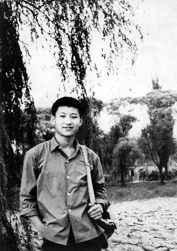 這是1972年,插隊回京探親時的習(xí)近平。新華社發(fā)