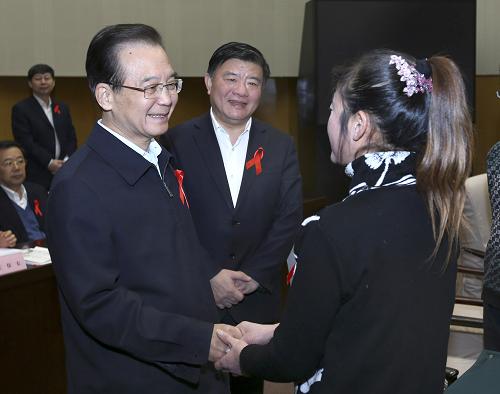 11月30日,國務(wù)院總理溫家寶在北京中南海與艾滋病感染者、艾滋病致孤兒童、上訪人員、醫(yī)務(wù)人員、科研人員、志愿者和有關(guān)國際組織代表座談。這是座談會前,溫家寶與艾滋病感染者握手交談。新華社記者 龐興雷 攝