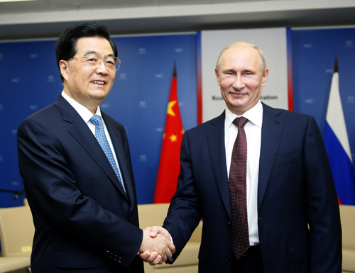 9月7日,國(guó)家主席胡錦濤在俄羅斯符拉迪沃斯托克會(huì)見俄羅斯總統(tǒng)普京。 新華社記者鞠鵬攝