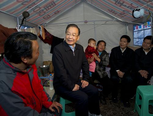 10月5日,中共中央政治局常委、國務(wù)院總理溫家寶趕赴云南省彝良縣山體滑坡現(xiàn)場,察看搶險處置情況,慰問遇難人員家屬,考察受災(zāi)群眾安置點,對搶險救災(zāi)和災(zāi)后重建工作作出部署。這是10月6日一大早,溫家寶來到彝良縣洛澤河鎮(zhèn)的虎丘村受災(zāi)群眾的帳篷安置點看望受災(zāi)群眾。新華社記者李學(xué)仁攝