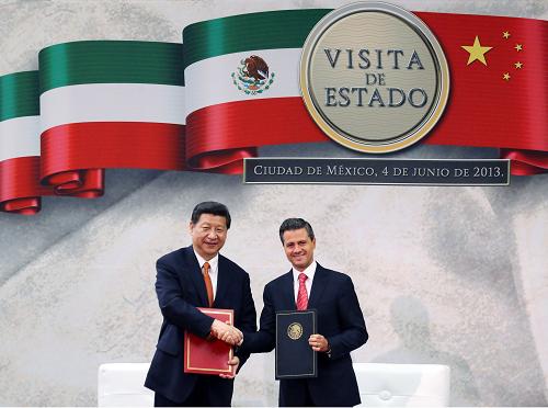 6月4日,國家主席習(xí)近平在墨西哥城同墨西哥總統(tǒng)培尼亞舉行會談。這是會談后,兩國領(lǐng)導(dǎo)人共同簽署《中華人民共和國和墨西哥合眾國聯(lián)合聲明》。新華社記者 姚大偉 攝