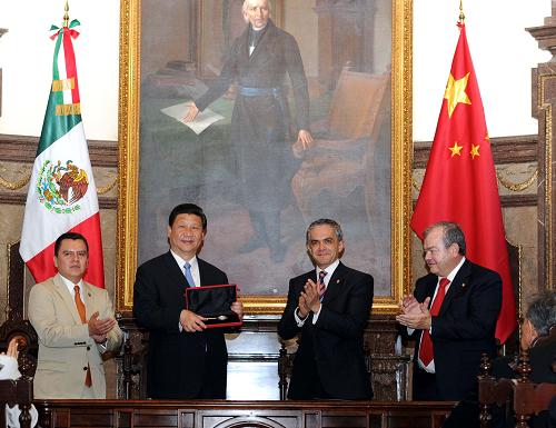 6月5日,國家主席習(xí)近平在墨西哥城接受該市市長曼塞拉授予的城市鑰匙。新華社記者 饒愛民 攝