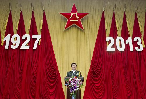 7月31日,中華人民共和國國防部在北京人民大會堂舉行盛大招待會,熱烈慶祝中國人民解放軍建軍86周年。這是中央軍委委員、國務(wù)委員兼國防部長常萬全上將致祝酒辭。新華社記者王曄攝