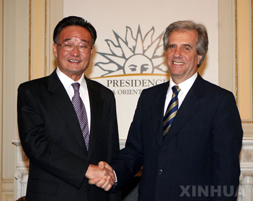 正在烏拉圭進(jìn)行友好訪問(wèn)的全國(guó)人大常委會(huì)委員長(zhǎng)吳邦國(guó)當(dāng)?shù)貢r(shí)間4日中午在蘇亞雷斯宮會(huì)見(jiàn)了烏拉圭總統(tǒng)巴斯克斯。