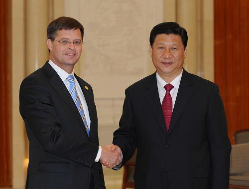 10月25日,國家副主席習(xí)近平在北京人民大會堂會見荷蘭首相巴爾克嫩德。新華社記者 高潔 攝