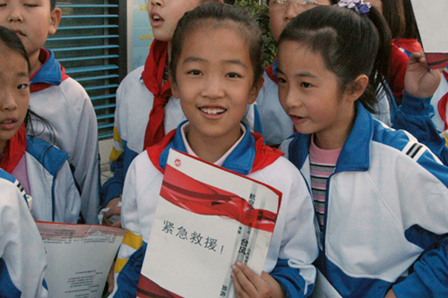 參加“應(yīng)急管理進(jìn)社區(qū)暨社區(qū)減災(zāi)平安行”宣傳活動(dòng)的學(xué)生們欣喜地拿著宣傳材料。(攝影:國務(wù)院辦公廳 邱嘉秋)
