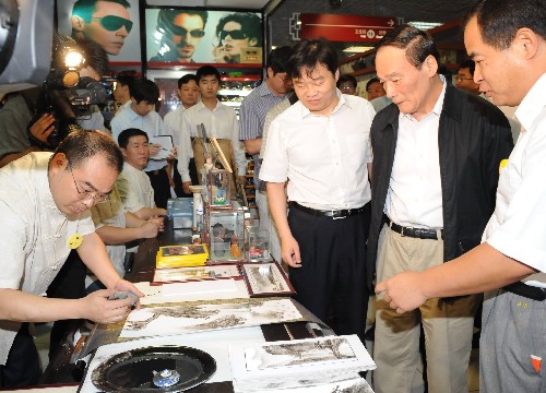7月1日,中共中央政治局委員、國務院副總理王岐山在北京考察奧運服務保障工作。這是王岐山在北京秀水街考察。 新華社記者 李學仁 攝