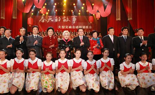 12月10日晚,“春天的故事——大型交響合唱朗誦晚會(huì)”在北京民族文化宮大劇院舉行。中共中央政治局常委李長(zhǎng)春與首都各界群眾一同觀看演出。這是晚會(huì)結(jié)束后,李長(zhǎng)春等與演職人員合影。新華社記者 龐興雷 攝