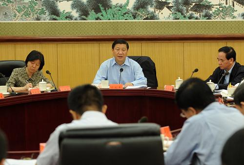 5月12日,中共中央政治局常委、中央書記處書記、國家副主席、中央深入學(xué)習(xí)實踐科學(xué)發(fā)展觀活動領(lǐng)導(dǎo)小組組長習(xí)近平主持召開中央深入學(xué)習(xí)實踐科學(xué)發(fā)展觀活動領(lǐng)導(dǎo)小組第七次會議并講話。 新華社記者 劉建生 攝