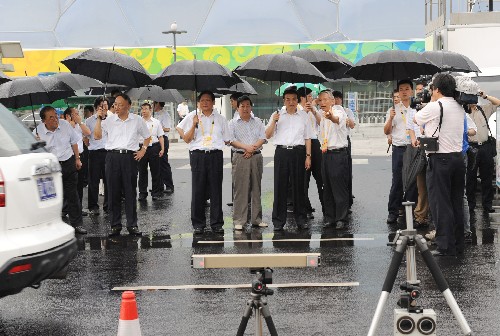 這是李克強在國家游泳中心門口視察汽車尾氣檢測情況(7月31日攝)。 新華社記者黃敬文攝