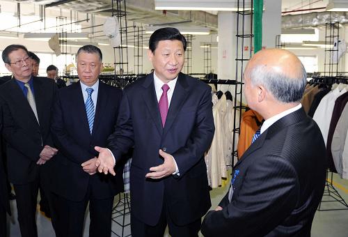1月11日,國家副主席習(xí)近平實地考察珠澳跨境工業(yè)區(qū)。這是習(xí)近平參觀利源制衣廠。新華社記者 馬占成 攝