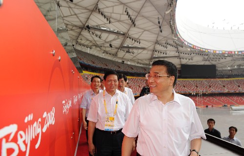 這是李克強在國家體育場了解場館設計和建設中節(jié)能減排和環(huán)境保護工作的情況(7月31日攝)。 新華社記者黃敬文攝