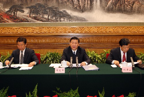 習(xí)近平出席第十七次全國高校黨建工作會議并講話 12月19日,中共中央組織部、中共中央宣傳部、中共教育部黨組在北京召開第十七次全國高等學(xué)校黨的建設(shè)工作會議。中共中央政治局常委、中央書記處書記、國家副主席習(xí)近平出席會議并作重要講話。 新華社記者蘭紅光攝