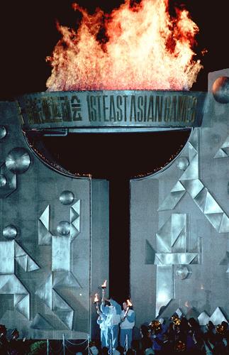 1993年5月9日,第一屆東亞運動會在上海舉行。參加這次運動會的有9個國家和地區(qū)的代表團——日本、中國臺北、香港、朝鮮、韓國、蒙古、澳門、關(guān)島和中國代表團。1252名運動員參加12個項目的比賽。這是1993年5月9日,第一屆東亞運動會在上海虹口體育場開幕。新華社發(fā)(資料照片)