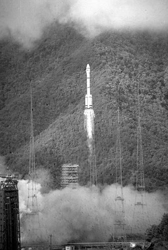 1990年7月16日,中國(guó)研制的大推力運(yùn)載火箭——長(zhǎng)征二號(hào)捆綁式運(yùn)載火箭在西昌衛(wèi)星發(fā)射中心發(fā)射成功。它的試驗(yàn)成功,標(biāo)志著中國(guó)的運(yùn)載火箭技術(shù)及發(fā)射能力有了新的發(fā)展和提高。新華社發(fā)