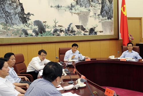 7月5日,中共中央政治局常委、中央黨的群眾路線教育實(shí)踐活動(dòng)領(lǐng)導(dǎo)小組組長(zhǎng)劉云山在北京主持召開(kāi)中央黨的群眾路線教育實(shí)踐活動(dòng)領(lǐng)導(dǎo)小組第二次會(huì)議,學(xué)習(xí)貫徹中央精神和習(xí)近平總書(shū)記重要講話精神,研究安排學(xué)習(xí)教育、聽(tīng)取意見(jiàn)環(huán)節(jié)的有關(guān)工作。 新華社記者 饒愛(ài)民 攝