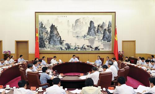 7月5日,中共中央政治局常委、中央黨的群眾路線教育實(shí)踐活動(dòng)領(lǐng)導(dǎo)小組組長(zhǎng)劉云山在北京主持召開(kāi)中央黨的群眾路線教育實(shí)踐活動(dòng)領(lǐng)導(dǎo)小組第二次會(huì)議,學(xué)習(xí)貫徹中央精神和習(xí)近平總書(shū)記重要講話精神,研究安排學(xué)習(xí)教育、聽(tīng)取意見(jiàn)環(huán)節(jié)的有關(guān)工作。新華社記者 饒愛(ài)民 攝