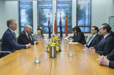 234李克強(qiáng)會(huì)見(jiàn)澳聯(lián)邦議會(huì)參議.jpg