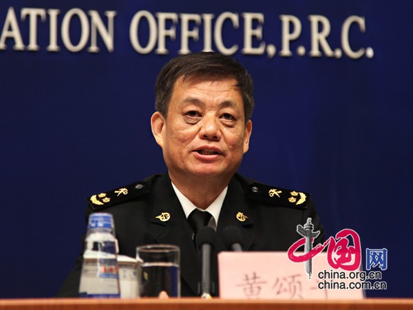 國務(wù)院新聞辦公室定于2015年4月13日(星期一)上午10時(shí)在國務(wù)院新聞辦新聞發(fā)布廳舉行新聞發(fā)布會(huì),請海關(guān)總署新聞發(fā)言人黃頌平介紹2015年一季度進(jìn)出口情況,并答記者問。圖為海關(guān)總署新聞發(fā)言人黃頌平介紹一季度進(jìn)出口情況。中國網(wǎng) 李佳 攝