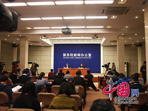 國(guó)務(wù)院新聞辦公室定于2015年4月13日(星期一)上午10時(shí)在國(guó)務(wù)院新聞辦新聞發(fā)布廳舉行新聞發(fā)布會(huì),請(qǐng)海關(guān)總署新聞發(fā)言人黃頌平介紹2015年一季度進(jìn)出口情況,并答記者問(wèn)。中國(guó)網(wǎng) 李佳 攝