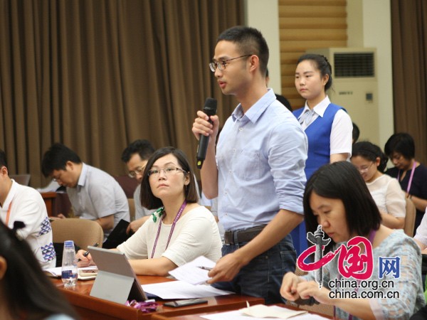 國(guó)務(wù)院新聞辦公室于2015年7月22日(星期三)上午10時(shí)舉行新聞發(fā)布會(huì),請(qǐng)工業(yè)和信息化部新聞發(fā)言人、總工程師張峰介紹2015年上半年工業(yè)通信業(yè)發(fā)展情況,并答記者問(wèn)。圖為新華社記者提問(wèn)。