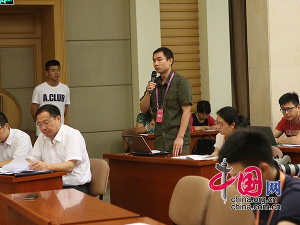 國(guó)務(wù)院新聞辦公室于2015年7月22日(星期三)上午10時(shí)舉行新聞發(fā)布會(huì),請(qǐng)工業(yè)和信息化部新聞發(fā)言人、總工程師張峰介紹2015年上半年工業(yè)通信業(yè)發(fā)展情況,并答記者問。圖為中央電視臺(tái)記者提問。