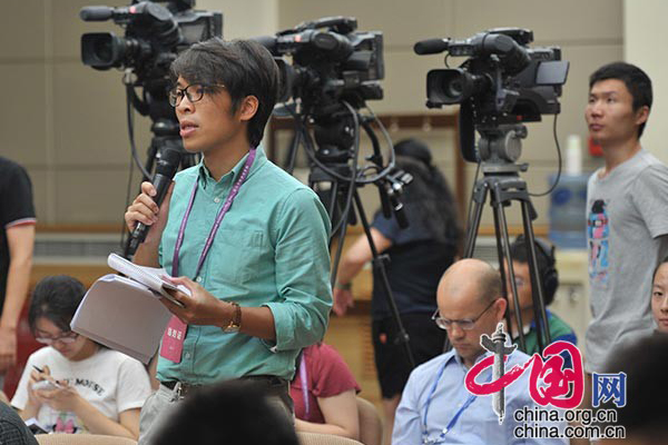 國務(wù)院新聞辦公室于2015年8月13日(星期四)上午10時(shí)舉行吹風(fēng)會(huì),請(qǐng)中共中央黨史研究室副主任高永中介紹抗日戰(zhàn)爭敵后戰(zhàn)場(chǎng)以及中國共產(chǎn)黨在全民族團(tuán)結(jié)抗戰(zhàn)中的中流砥柱作用等方面情況,并答記者問。圖為香港有線電視記者提問。中國網(wǎng) 方堃 攝