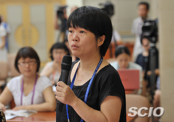 國務(wù)院新聞辦公室于2015年8月18日(星期二)上午10時(shí)在國務(wù)院新聞辦新聞發(fā)布廳舉行新聞發(fā)布會(huì),請(qǐng)國家食品藥品監(jiān)督管理總局副局長(zhǎng)吳湞介紹藥品醫(yī)療器械審評(píng)審批制度改革的有關(guān)情況,并答記者問。圖為彭博社記者提問。劉健 攝