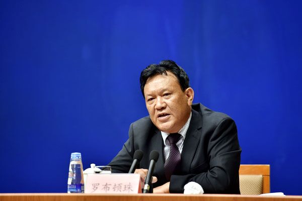 國(guó)務(wù)院新聞辦公室定于2015年9月6日(星期日)上午10時(shí)在國(guó)務(wù)院新聞辦公室新聞發(fā)布廳舉行新聞發(fā)布會(huì),請(qǐng)西藏自治區(qū)副主席多吉次珠介紹民族區(qū)域自治制度在西藏的成功實(shí)踐等方面情況,并答記者問(wèn)。圖為西藏自治區(qū)黨委統(tǒng)戰(zhàn)部部務(wù)會(huì)成員羅布頓珠介紹民族區(qū)域自治制度在西藏的成功實(shí)踐等方面情況。中國(guó)政府網(wǎng) 郭小天 攝