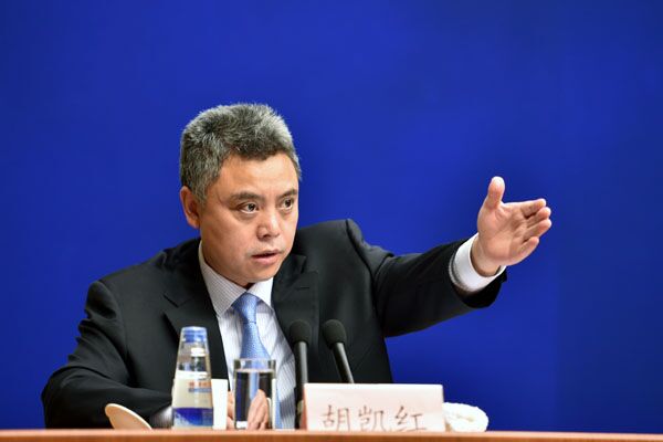 國務(wù)院新聞辦公室定于2015年9月6日(星期日)上午10時(shí)在國務(wù)院新聞辦公室新聞發(fā)布廳舉行新聞發(fā)布會,請西藏自治區(qū)副主席多吉次珠介紹民族區(qū)域自治制度在西藏的成功實(shí)踐等方面情況,并答記者問。圖為國新辦新聞局副局長胡凱紅邀請現(xiàn)場記者提問。