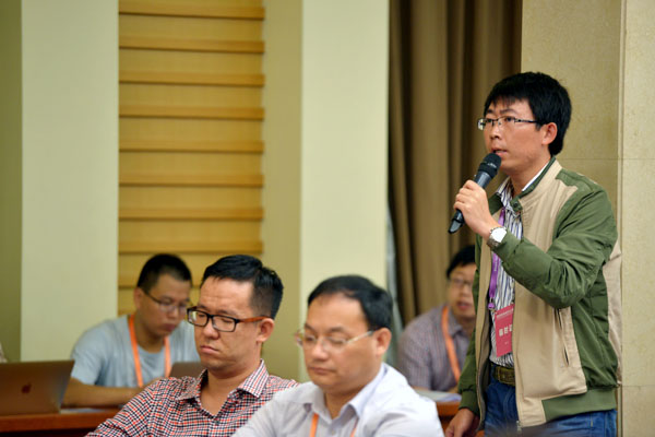 國務(wù)院新聞辦公室于2015年9月16日上午10時(shí)舉行新聞發(fā)布會(huì),請(qǐng)國家發(fā)展改革委副主任連維良介紹經(jīng)濟(jì)體制改革重點(diǎn)任務(wù)進(jìn)展與成效有關(guān)情況,并答記者問。圖為中國國際廣播電臺(tái)記者提問。