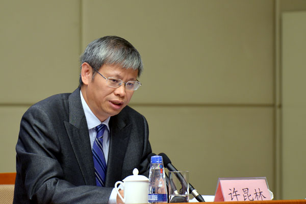 國(guó)務(wù)院新聞辦公室于2015年9月16日上午10時(shí)舉行新聞發(fā)布會(huì),請(qǐng)國(guó)家發(fā)展改革委副主任連維良介紹經(jīng)濟(jì)體制改革重點(diǎn)任務(wù)進(jìn)展與成效有關(guān)情況,并答記者問。圖為國(guó)家發(fā)展改革委固定資產(chǎn)投資司司長(zhǎng)許昆林回答記者提問。