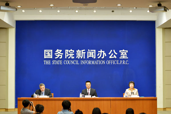 國(guó)務(wù)院新聞辦公室于2015年9月17日上午10時(shí)舉行新聞發(fā)布會(huì),請(qǐng)商務(wù)部國(guó)際貿(mào)易談判副代表張向晨、國(guó)家統(tǒng)計(jì)局副局長(zhǎng)賈楠介紹《2014年度中國(guó)對(duì)外直接投資統(tǒng)計(jì)公報(bào)》有關(guān)情況,并答記者問。圖為發(fā)布會(huì)主席臺(tái)。