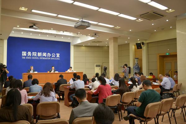 國務(wù)院新聞辦公室于2015年9月17日上午10時舉行新聞發(fā)布會,請商務(wù)部國際貿(mào)易談判副代表張向晨、國家統(tǒng)計局副局長賈楠介紹《2014年度中國對外直接投資統(tǒng)計公報》有關(guān)情況,并答記者問。圖為發(fā)布會現(xiàn)場。