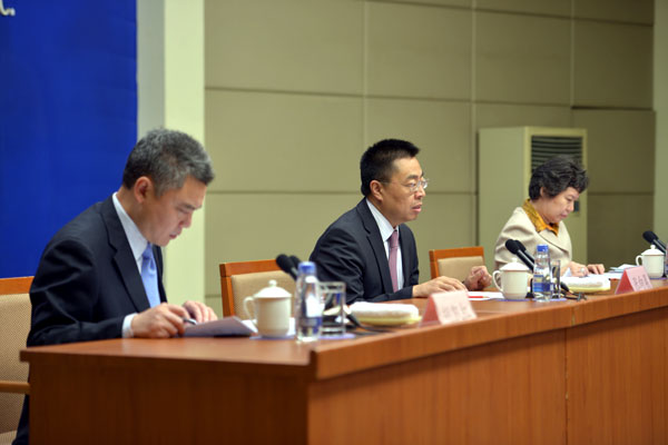 國務(wù)院新聞辦公室于2015年9月17日上午10時(shí)舉行新聞發(fā)布會(huì),請(qǐng)商務(wù)部國際貿(mào)易談判副代表張向晨、國家統(tǒng)計(jì)局副局長賈楠介紹《2014年度中國對(duì)外直接投資統(tǒng)計(jì)公報(bào)》有關(guān)情況,并答記者問。圖為發(fā)布會(huì)主席臺(tái)。