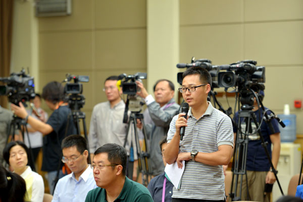 國務(wù)院新聞辦公室于2015年9月17日上午10時(shí)舉行新聞發(fā)布會(huì),請(qǐng)商務(wù)部國際貿(mào)易談判副代表張向晨、國家統(tǒng)計(jì)局副局長(zhǎng)賈楠介紹《2014年度中國對(duì)外直接投資統(tǒng)計(jì)公報(bào)》有關(guān)情況,并答記者問。圖為新華社記者提問。