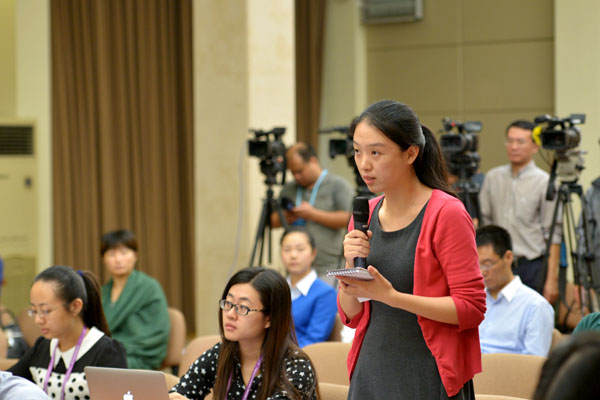 國務(wù)院新聞辦公室于2015年9月17日上午10時(shí)舉行新聞發(fā)布會(huì),請商務(wù)部國際貿(mào)易談判副代表張向晨、國家統(tǒng)計(jì)局副局長賈楠介紹《2014年度中國對外直接投資統(tǒng)計(jì)公報(bào)》有關(guān)情況,并答記者問。圖為中國日報(bào)記者提問。