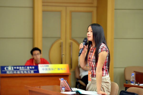 國務(wù)院新聞辦公室于2015年9月17日上午10時舉行新聞發(fā)布會,請商務(wù)部國際貿(mào)易談判副代表張向晨、國家統(tǒng)計局副局長賈楠介紹《2014年度中國對外直接投資統(tǒng)計公報》有關(guān)情況,并答記者問。圖為21世紀(jì)經(jīng)濟(jì)報道記者提問。
