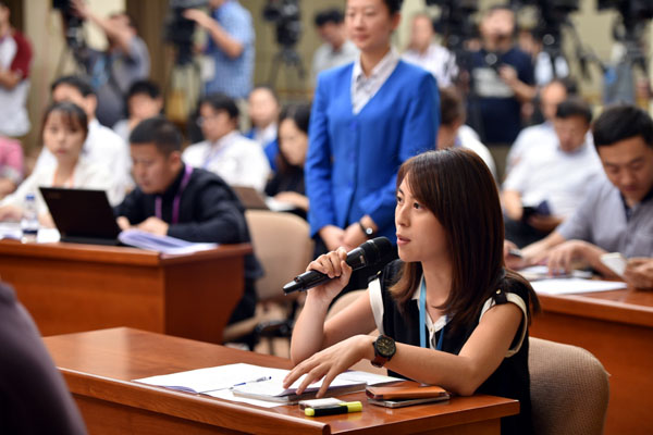 國務院新聞辦公室定于2015年9月21日(星期一)下午3時在國務院新聞辦新聞發(fā)布廳舉行新聞發(fā)布會,請中央司法體制改革領(lǐng)導小組辦公室副主任姜偉、最高人民法院副院長江必新、最高人民檢察院副檢察長孫謙、公安部副部長黃明、司法部副部長趙大程介紹黨的十八大以來司法體制改革進展及成效等方面情況,并答記者問。圖為香港NOW寬頻電視記者提問。中國政府網(wǎng) 郭小天 攝