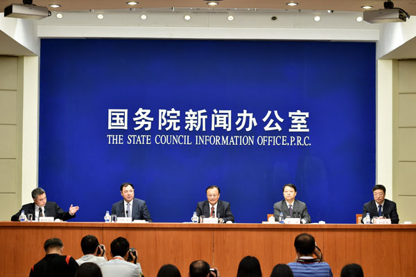 國(guó)務(wù)院新聞辦公室將于2015年9月24日(星期四)發(fā)表《新疆各民族平等團(tuán)結(jié)發(fā)展的歷史見(jiàn)證》白皮書(shū),并于當(dāng)日上午10時(shí)舉行新聞發(fā)布會(huì),介紹白皮書(shū)和新疆自治區(qū)經(jīng)濟(jì)社會(huì)發(fā)展情況,介紹新疆自治區(qū)成立60周年慶?;顒?dòng)安排,并答記者問(wèn)。圖為新聞發(fā)布會(huì)現(xiàn)場(chǎng)。中國(guó)政府網(wǎng) 郭小天 攝