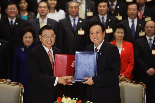 4月26日,海協(xié)會會長陳云林與?;鶗麻L江丙坤在簽字儀式上。 新華社記者 邢廣利 攝