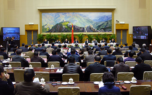 2007年11月15日15時(shí),全國(guó)冬春農(nóng)田水利基本建設(shè)電視電話(huà)會(huì)議在國(guó)務(wù)院小禮堂召開(kāi)。圖為會(huì)議現(xiàn)場(chǎng)。(中國(guó)政府網(wǎng) 陳競(jìng)超 攝)