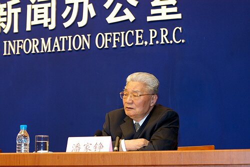 2007年11月27日(星期二)上午10時,國務(wù)院新聞辦公室舉行新聞發(fā)布會。請國務(wù)院三峽工程建設(shè)委員會副主任、國務(wù)院三峽辦主任汪嘯風等介紹三峽工程建設(shè)和生態(tài)環(huán)境保護,并答記者問。圖為中國科學(xué)院院士、中國工程院院士潘家錚。 中國政府網(wǎng) 郭小天 攝