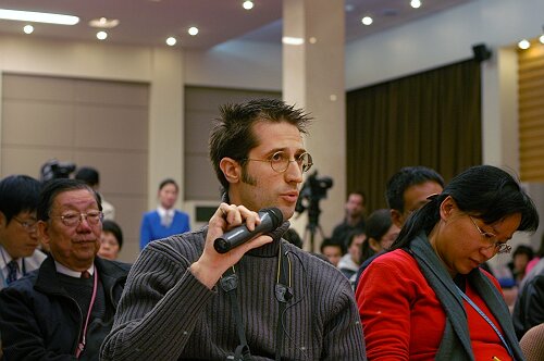 2007年11月27日(星期二)上午10時(shí),國(guó)務(wù)院新聞辦公室舉行新聞發(fā)布會(huì)。請(qǐng)國(guó)務(wù)院三峽工程建設(shè)委員會(huì)副主任、國(guó)務(wù)院三峽辦主任汪嘯風(fēng)等介紹三峽工程建設(shè)和生態(tài)環(huán)境保護(hù),并答記者問(wèn)。圖為記者提問(wèn)。 中國(guó)政府網(wǎng) 郭小天 攝