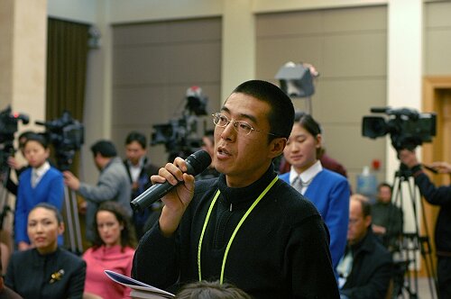 2007年11月27日(星期二)上午10時(shí),國(guó)務(wù)院新聞辦公室舉行新聞發(fā)布會(huì)。請(qǐng)國(guó)務(wù)院三峽工程建設(shè)委員會(huì)副主任、國(guó)務(wù)院三峽辦主任汪嘯風(fēng)等介紹三峽工程建設(shè)和生態(tài)環(huán)境保護(hù),并答記者問(wèn)。圖為新京報(bào)記者提問(wèn)。 中國(guó)政府網(wǎng) 郭小天 攝