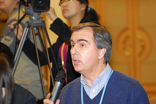 2007年12月3日下午3時(shí),國(guó)務(wù)院新聞辦公室舉行新聞發(fā)布會(huì),請(qǐng)國(guó)家食品藥品監(jiān)督管理局副局長(zhǎng)吳湞介紹全國(guó)藥品專項(xiàng)整治等方面情況,并答記者問(wèn)。圖為記者提問(wèn)。中國(guó)政府網(wǎng) 郭小天 攝