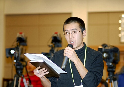 2007年12月3日下午3時(shí),國(guó)務(wù)院新聞辦公室舉行新聞發(fā)布會(huì),請(qǐng)國(guó)家食品藥品監(jiān)督管理局副局長(zhǎng)吳湞介紹全國(guó)藥品專項(xiàng)整治等方面情況,并答記者問(wèn)。圖為新京報(bào)記者提問(wèn)。中國(guó)政府網(wǎng) 郭小天 攝