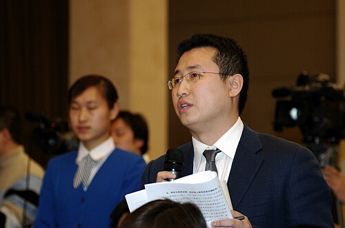 2007年12月27日(星期四)上午10時(shí),國(guó)務(wù)院新聞辦公室舉行新聞發(fā)布會(huì),請(qǐng)國(guó)務(wù)院新聞辦公室主任蔡武介紹中國(guó)以更加開(kāi)放的姿態(tài)面對(duì)世界、面對(duì)媒體等情況,并答記者問(wèn)。圖為中央電視臺(tái)新聞?lì)l道記者提問(wèn) 中國(guó)政府網(wǎng) 郭小天 攝