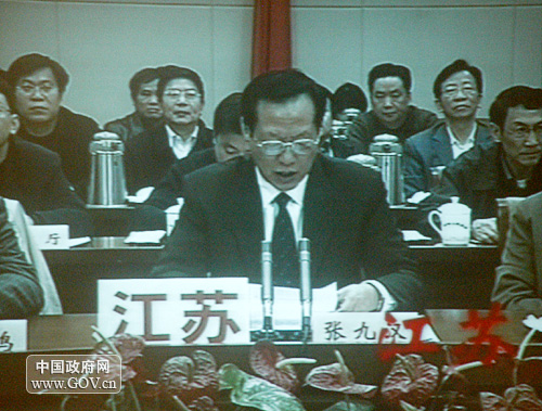 2008年1月16日15時,全國產(chǎn)品質(zhì)量與食品安全專項(xiàng)整治行動總結(jié)電視電話會議在國務(wù)院小禮堂舉行。圖為江蘇省副省長張九漢在分會場發(fā)言。(中國政府網(wǎng) 陳競超 攝)