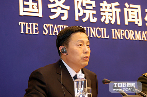 2008年5月18日,國務(wù)院新聞辦舉行發(fā)布會(huì),請總參作戰(zhàn)部副部長馬健空軍少將,國防部新聞發(fā)言人、新聞事務(wù)局局長胡昌明大校,總政治部群眾工作辦公室副主任郭增奎大校,總后勤部司令部戰(zhàn)勤計(jì)劃局局長謝維寬大校,總裝備部綜合計(jì)劃部戰(zhàn)勤保障局局長馬改河大校和武警部隊(duì)司令部作戰(zhàn)勤務(wù)部部長張金良大校介紹人民解放軍和武警部隊(duì)抗震救災(zāi)情況,并答記者問。